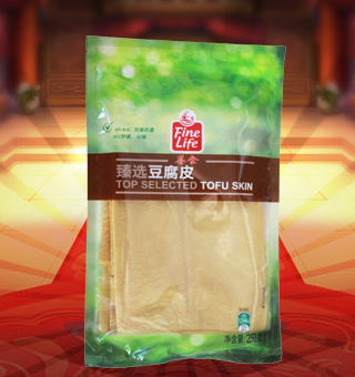 薈食(FINE LIFE)臻選豆腐皮產(chǎn)自河南許昌250g每袋，豆腐皮是中國(guó)傳統(tǒng)豆制品將新鮮大豆浸泡后，磨漿，濾去豆腐渣，這時(shí)的產(chǎn)品就是豆?jié){，然后煮豆?jié){，在其表面會(huì)凝固的一層高蛋白質(zhì)含量的薄膜（皮），這層皮就是腐皮。用工具挑起薄膜后掛起，最先挑起的一層皮以片狀鮮吃或曬干，稱(chēng)為腐皮，口感最滑