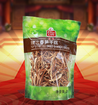 薈食(FINE LIFE)臻選春筍干絲產(chǎn)自福建三明250g每袋，筍干是以筍為原料，通過去殼、蒸煮、壓片、烘干、整形等工藝制取。清流縣加工的“閩筍干”，色澤金黃，呈半透明狀，片寬節(jié)短，肉厚脆嫩，香氣郁郁，稱為“玉蘭片”，是“八閩山珍”之一，在國內(nèi)外名菜佐料中久負盛名。 筍干不僅輔佐名菜，而且有相當?shù)臓I養(yǎng)和藥用價值。泰寧縣加工的筍干是“閩筍干”主要產(chǎn)地之一，色澤金黃，呈半透明狀，片寬節(jié)短，肉厚脆嫩，香氣郁郁，在國內(nèi)外名菜佐料中久負盛名。