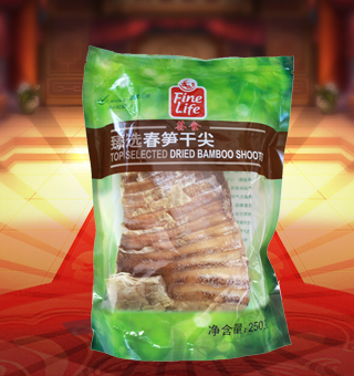 薈食(FINE LIFE)臻選春筍干尖產(chǎn)自福建三明250g每袋，筍干是以筍為原料，通過去殼、蒸煮、壓片、烘干、整形等工藝制取。清流縣加工的“閩筍干”，色澤金黃，呈半透明狀，片寬節(jié)短，肉厚脆嫩，香氣郁郁，稱為“玉蘭片”，是“八閩山珍”之一，在國內(nèi)外名菜佐料中久負盛名。 筍干不僅輔佐名菜，而且有相當?shù)臓I養(yǎng)和藥用價值。泰寧縣加工的筍干是“閩筍干”主要產(chǎn)地之一，色澤金黃，呈半透明狀，片寬節(jié)短，肉厚脆嫩，香氣郁郁，在國內(nèi)外名菜佐料中久負盛名。
