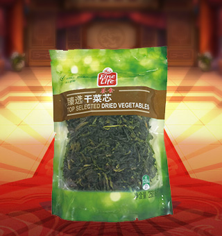 薈食(FINE LIFE)干菜芯產(chǎn)自浙江嘉興250g每袋，經(jīng)蔬菜干燥工藝精制而成的干菜芯，不含防腐劑及色素，鮮嫩爽口、清香純正、方便存放和使用。它可以做不同風(fēng)味的冷菜，也可以清炒或者加其他肉食輔料，加一些簡單的調(diào)味料就可以制作成鮮香爽口的菜心湯。它還是面條的好配料。