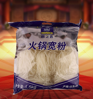 廚之選火鍋寬粉產(chǎn)自山東煙臺1.5kg每袋，精選優(yōu)質(zhì)木薯淀粉等為原料，融合水精制而成，品質(zhì)優(yōu)良，天然上等，營養(yǎng)豐富。入口順滑，口齒留香，產(chǎn)品選料考究，口味純正，美味又健康，品質(zhì)優(yōu)質(zhì)，值得信賴。塑料質(zhì)地包裝，粉絲分明可見，食用簡單方便，是廚房常備品的上佳選擇。