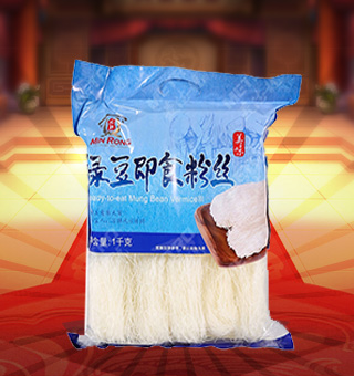 新閩融綠豆即食粉絲產(chǎn)自山東煙臺1kg每袋，精選優(yōu)質(zhì)豌豆淀粉、綠豆淀粉等配料，經(jīng)先進的生產(chǎn)工藝和嚴格的品質(zhì)管理精制而成。柔韌性強，口感爽滑耐嚼，風味獨特，可涼拌、熱炒、火鍋、油炸等方法制作出多種菜肴。本品內(nèi)含有能量、碳水化合物等營養(yǎng)成分，營養(yǎng)價值豐富，深受消費者的喜愛。
