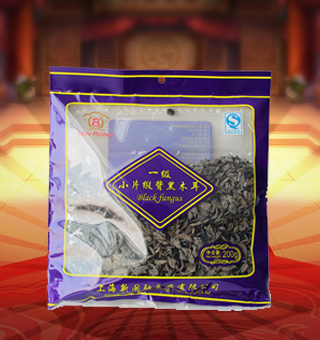 新閩融一級小片緞背黑木耳產(chǎn)自吉林省吉林市200g每袋，緞背黑木耳中含有一種成分能抑制血小板聚集，能降低血液濃度，保持血液流動暢通，每天泡發(fā)10到15克緞背黑木耳食用，即可以起到抗血小板聚集，抗凝和降低膽固醇的作用，有利于高脂血癥，動脈硬化和冠心病防治，血液粘稠度高，血膽固醇高的老年人常吃黑木耳可以預(yù)防腦血栓和心肌梗死。