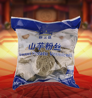 廚之選山芋粉絲產(chǎn)自山東煙臺1.5kg每袋，精選優(yōu)質(zhì)綠豆淀粉等為原料，融合水精制而成，品質(zhì)優(yōu)良，天然上等，營養(yǎng)豐富。入口順滑，口齒留香，產(chǎn)品選料考究，口味純正，美味又健康，品質(zhì)優(yōu)質(zhì)，值得信賴。塑料質(zhì)地包裝，粉絲分明可見，食用簡單方便，是廚房常備品的上佳選擇。