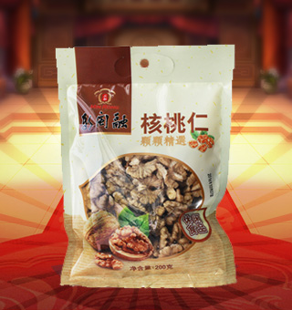 新閩融核桃仁產(chǎn)自云南大理200g每袋，精選優(yōu)質(zhì)云南大理核桃仁為原料，經(jīng)先進(jìn)工藝精心制作而成，粒粒飽滿，天然原味，輕松享受。廚之選優(yōu)選核桃仁中富含豐富的蛋白質(zhì)、脂肪、碳水化合物及鈉等微量元素，有助于補(bǔ)充人體所需。采用精美袋式包裝，大氣上檔次，適合開袋即食或煲粥，煲湯，食法多樣，是你居家生活的必備選擇。