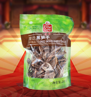 薈食(FINE LIFE)臻選黑筍干產(chǎn)自浙江杭州250g每袋，黑筍(也稱剖筍)是以筍為原料,通過去殼、蒸煮、烘烤等工藝制取。黑筍雖不如明筍外觀好看,但吃起來口味、營養(yǎng)一點也不比明筍差。它有股熏烤的香味。黑筍干選用優(yōu)質(zhì)鮮筍精制而成。品質(zhì)純正,風(fēng)味獨特。具有健胃、消食、減肥、美容、抗衰老功能。 烏筍干有三個品種，做法稍有不同，但都用木柴燒培而成。