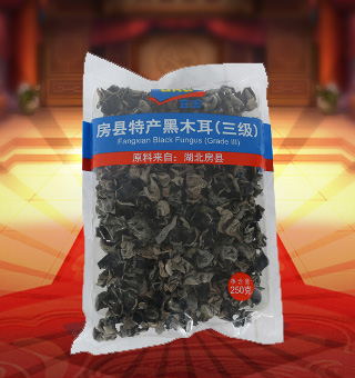 宜客(AKA)三級房縣特產(chǎn)黑木耳產(chǎn)自湖北房縣250g每袋，精選新鮮食用木耳，從采摘、加工、包裝都經(jīng)過嚴格的食用消毒檢驗，衛(wèi)生安全，放心食用?？诟邢愦喔挥袕椥?，食用價值高，可用來配菜、涼拌、搭配煲湯、小炒等，多種吃法，多種營養(yǎng)選擇。采用透明的塑料包裝，大氣美觀，新鮮清晰可見，方便消費者們的選購，質(zhì)量保證，放心購買。
