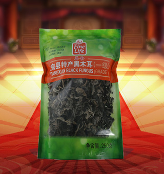薈食(FINE LIFE)一級房縣特產(chǎn)黑木耳產(chǎn)自湖北房縣250g每袋，精選新鮮食用木耳，從采摘、加工、包裝都經(jīng)過嚴格的食用消毒檢驗，衛(wèi)生安全，放心食用。口感香脆富有彈性，食用價值高，可用來配菜、涼拌、搭配煲湯、小炒等，多種吃法，多種營養(yǎng)選擇。采用透明的塑料包裝，大氣美觀，新鮮清晰可見，方便消費者們的選購，質(zhì)量保證，放心購買。
