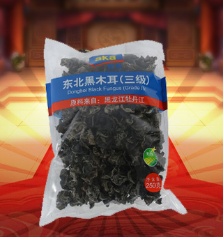 宜客(AKA)三級東北黑木耳產(chǎn)自黑龍江牡丹江250g每袋，精選新鮮食用木耳，從采摘、加工、包裝都經(jīng)過嚴格的食用消毒檢驗，衛(wèi)生安全，放心食用。口感香脆富有彈性，食用價值高，可用來配菜、涼拌、搭配煲湯、小炒等，多種吃法，多種營養(yǎng)選擇。采用透明的塑料包裝，大氣美觀，新鮮清晰可見，方便消費者們的選購，質(zhì)量保證，放心購買。