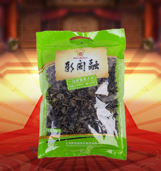 新閩融一級緞背黑木耳產(chǎn)自河南駐馬店180g每袋，精選優(yōu)質(zhì)片狀銀耳經(jīng)過領(lǐng)先工藝烘干而成，衛(wèi)生安全，色澤乳白色，半透明，柔軟有彈性?？芍苯优c肉絲爆炒、與枸杞、紅棗煲湯，或作為佐料，葷素皆宜，食法多樣，是一道美味食材。采用透明的塑料包裝，大氣美觀，新鮮清晰可見，方便消費者們的選購，質(zhì)量保證，放心購買。