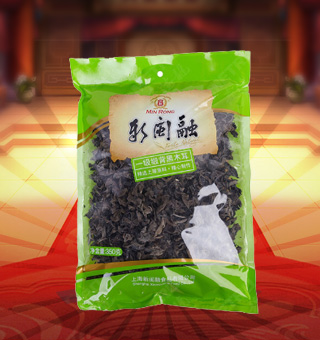 新閩融一級緞背黑木耳產(chǎn)自河南駐馬店180g每袋，精選優(yōu)質(zhì)片狀銀耳經(jīng)過領(lǐng)先工藝烘干而成，衛(wèi)生安全，色澤乳白色，半透明，柔軟有彈性?？芍苯优c肉絲爆炒、與枸杞、紅棗煲湯，或作為佐料，葷素皆宜，食法多樣，是一道美味食材。采用透明的塑料包裝，大氣美觀，新鮮清晰可見，方便消費者們的選購，質(zhì)量保證，放心購買。