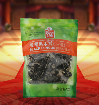 薈食(FINE LIFE)一級緞背黑木耳產(chǎn)自吉林省吉林市150g每袋，精選新鮮食用木耳，從采摘、加工、包裝都經(jīng)過嚴格的食用消毒檢驗，衛(wèi)生安全，放心食用?？诟邢愦喔挥袕椥裕秤脙r值高，可用來配菜、涼拌、搭配煲湯、小炒等，多種吃法，多種營養(yǎng)選擇。采用透明的塑料包裝，大氣美觀，新鮮清晰可見，方便消費者們的選購，質(zhì)量保證，放心購買。