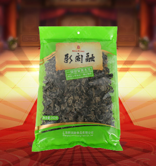 新閩融一級緞背黑木耳產(chǎn)自吉林省吉林市250g每袋，精選優(yōu)質(zhì)原材料，綠色種植，陽光充沛，人工采摘篩選，品質(zhì)保證，不添加任何防腐劑與人工色素。安全衛(wèi)生，色澤鮮亮，口感細膩香醇，是家庭、賓館、餐廳、席間的上等佐料，保留了豐富的營養(yǎng)成分。采取透明包裝，新鮮清晰可見，干凈衛(wèi)生，方便存放冷藏，方便消費者們的選購，安全健康，放心購買。