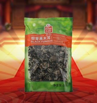 薈食(FINE LIFE)一級緞背黑木耳產(chǎn)自吉林省吉林市250g每袋，精選新鮮食用木耳，從采摘、加工、包裝都經(jīng)過嚴格的食用消毒檢驗，衛(wèi)生安全，放心食用?？诟邢愦喔挥袕椥?，食用價值高，可用來配菜、涼拌、搭配煲湯、小炒等，多種吃法，多種營養(yǎng)選擇。采用透明的塑料包裝，大氣美觀，新鮮清晰可見，方便消費者們的選購，質(zhì)量保證，放心購買。