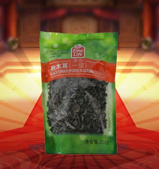 薈食(FINE LIFE)一級秋木耳產(chǎn)自吉林省吉林市250g每袋，精選新鮮食用木耳，從采摘、加工、包裝都經(jīng)過嚴格的食用消毒檢驗，衛(wèi)生安全，放心食用?？诟邢愦喔挥袕椥?，食用價值高，可用來配菜、涼拌、搭配煲湯、小炒等，多種吃法，多種營養(yǎng)選擇。采用透明的塑料包裝，大氣美觀，新鮮清晰可見，方便消費者們的選購，質(zhì)量保證，放心購買。