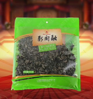 新閩融一級小片緞背黑木耳產(chǎn)自吉林省吉林市250g每袋，精選優(yōu)質(zhì)原材料，綠色種植，陽光充沛，人工采摘篩選，品質(zhì)保證，不添加任何防腐劑與人工色素。安全衛(wèi)生，色澤鮮亮，口感細膩香醇，是家庭、賓館、餐廳、席間的上等佐料，保留了豐富的營養(yǎng)成分。采取透明包裝，新鮮清晰可見，干凈衛(wèi)生，方便存放冷藏，方便消費者們的選購，安全健康，放心購買。