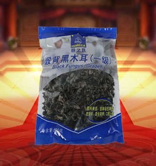 廚之選HS一級緞背黑木耳產(chǎn)自吉林省吉林市500g每袋，精選優(yōu)質(zhì)片狀銀耳經(jīng)過領(lǐng)先工藝烘干而成，衛(wèi)生安全，色澤乳白色，半透明，柔軟有彈性?？芍苯优c肉絲爆炒、與枸杞、紅棗煲湯，或作為佐料，葷素皆宜，食法多樣，是一道美味食材。采用透明的塑料包裝，大氣美觀，新鮮清晰可見，方便消費者們的選購，質(zhì)量保證，放心購買。