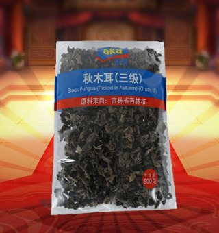 宜客(AKA)三級秋木耳產(chǎn)自吉林省吉林市500g每袋，精選新鮮食用木耳，從采摘、加工、包裝都經(jīng)過嚴格的食用消毒檢驗，衛(wèi)生安全，放心食用。口感香脆富有彈性，食用價值高，可用來配菜、涼拌、搭配煲湯、小炒等，多種吃法，多種營養(yǎng)選擇。采用透明的塑料包裝，大氣美觀，新鮮清晰可見，方便消費者們的選購，質(zhì)量保證，放心購買。