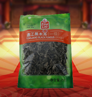 薈食(FINE LIFE)一級通江黑木耳產(chǎn)自四川通江250g每袋，精選新鮮食用木耳，從采摘、加工、包裝都經(jīng)過嚴格的食用消毒檢驗，衛(wèi)生安全，放心食用。口感香脆富有彈性，食用價值高，可用來配菜、涼拌、搭配煲湯、小炒等，多種吃法，多種營養(yǎng)選擇。采用透明的塑料包裝，大氣美觀，新鮮清晰可見，方便消費者們的選購，質(zhì)量保證，放心購買。