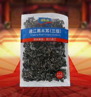 宜客(AKA)三級通江黑木耳產(chǎn)自四川通江250g每袋，精選新鮮食用木耳，從采摘、加工、包裝都經(jīng)過嚴格的食用消毒檢驗，衛(wèi)生安全，放心食用?？诟邢愦喔挥袕椥?，食用價值高，可用來配菜、涼拌、搭配煲湯、小炒等，多種吃法，多種營養(yǎng)選擇。采用透明的塑料包裝，大氣美觀，新鮮清晰可見，方便消費者們的選購，質(zhì)量保證，放心購買。