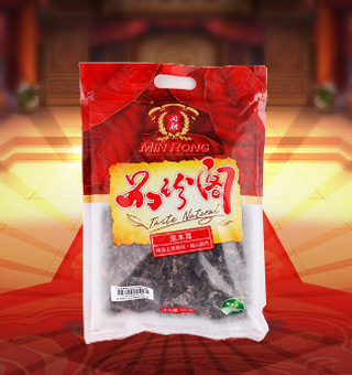 新閩融品珍閣黑木耳產(chǎn)自浙江麗水150g每袋，精選優(yōu)質(zhì)原材料，綠色種植，陽光充沛，人工采摘篩選，品質(zhì)保證，不添加任何防腐劑與人工色素。安全衛(wèi)生，色澤鮮亮，口感細膩香醇，是家庭、賓館、餐廳、席間的上等佐料，保留了豐富的營養(yǎng)成分。采取透明包裝，新鮮清晰可見，干凈衛(wèi)生，方便存放冷藏，方便消費者們的選購，安全健康，放心購買。