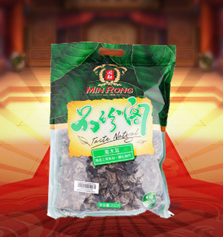 新閩融品珍閣黑木耳產(chǎn)自浙江麗水250g每袋，精選優(yōu)質(zhì)原材料，綠色種植，陽光充沛，人工采摘篩選，品質(zhì)保證，不添加任何防腐劑與人工色素。安全衛(wèi)生，色澤鮮亮，口感細膩香醇，是家庭、賓館、餐廳、席間的上等佐料，保留了豐富的營養(yǎng)成分。采取透明包裝，新鮮清晰可見，干凈衛(wèi)生，方便存放冷藏，方便消費者們的選購，安全健康，放心購買。