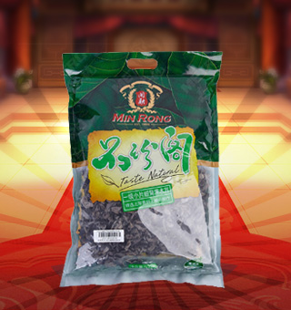 新閩融品珍閣一級小片緞背黑木耳產(chǎn)自浙江麗水500g每袋，精選優(yōu)質(zhì)原材料，綠色種植，陽光充沛，人工采摘篩選，品質(zhì)保證，不添加任何防腐劑與人工色素。安全衛(wèi)生，色澤鮮亮，口感細膩香醇，是家庭、賓館、餐廳、席間的上等佐料，保留了豐富的營養(yǎng)成分。采取透明包裝，新鮮清晰可見，干凈衛(wèi)生，方便存放冷藏，方便消費者們的選購，安全健康，放心購買。