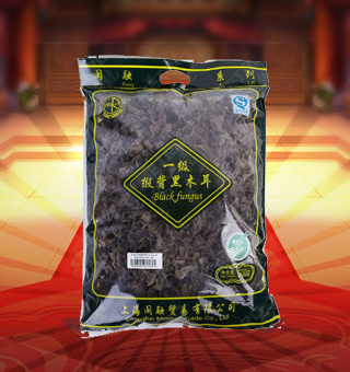 閩融一級緞背黑木耳產(chǎn)自浙江麗水500g每袋，緞背黑木耳，野生又可以人工培植，種子實體耳狀、葉狀或杯狀，薄、邊緣波浪狀，寬3-10厘米，厚2毫米左右，以側(cè)生的短柄或狹細的附著部固著于基質(zhì)上。色澤黑褐，質(zhì)地柔軟，味道鮮美，可素可葷，營養(yǎng)豐富。能夠影響血液系統(tǒng)、促進免疫功能、影響生物合成。