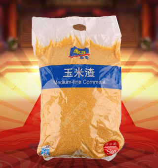 宜客(AKA)玉米渣產(chǎn)自遼寧朝陽5kg每袋，本產(chǎn)品精選優(yōu)質(zhì)玉米為主要原料，經(jīng)過嚴謹加工工藝精制而成。適用于煮制米粥、米飯，或大米、小米等其它糧食按比例放入制做各種米粥、米飯，也可用于做發(fā)糕、窩頭等食品。本品內(nèi)含有蛋白質(zhì)、能量、碳水化合物、鈉等營養(yǎng)成分，營養(yǎng)價值豐富。