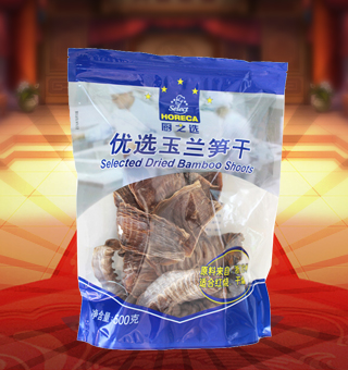 廚之選(HORECA SELECT)優(yōu)選玉蘭筍干產(chǎn)自浙江杭州500g每袋，玉蘭筍干是用鮮嫩的春筍或冬筍經(jīng)加工而成的干制品，由于形狀和色澤很像玉蘭花的花瓣，故稱“玉蘭片”，經(jīng)采摘后，進行蒸、陰干、剝?nèi)ネ鈿?、再放入篩內(nèi)進行烘焙。工序皆為粗加工，以得到玉蘭片的好品質(zhì)，不含任何添加劑防腐劑。