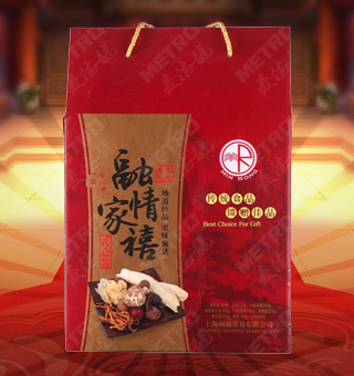 閩融融情家禧南北貨禮盒凈含量：花菇130G、緞背黑木耳180G、銀耳250G、小核桂圓100G、杏鮑菇200G、黃花菜250G、紅棗500G、香菇150G，精選香菇、黑木耳、小核桂圓、銀耳、茶樹菇、無核棗。從選料到加工，從品控到服務(wù)，環(huán)環(huán)誠信，處處用心，提供安全有保障、擁有高端品質(zhì)的滿分產(chǎn)品。將美味牢牢鎖住，用美好品質(zhì)為您的生活增添更多滋味。