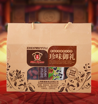 閩融珍味御禮南北干貨禮盒(大)凈含量：香菇80克，黑木耳80克，黃花菜250克，一級(jí)銀耳100克，竹蓀60克，紅棗500克，閩融為您精選優(yōu)質(zhì)紅棗、竹蓀等原料，好的原料給品質(zhì)更好保障酥香豐潤(rùn)的紅棗，晶瑩剔透的銀耳，香美誘人的香菇等，都是家中必備的良品。精美的包裝，獨(dú)特的美味，閩融用美好品質(zhì)為您的生活增添更多滋味。