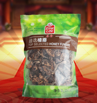 薈食(FINE LIFE)臻選榛蘑產(chǎn)自黑龍江牡丹江250g每袋，榛蘑為真菌植物門真菌蜜環(huán)菌的子實(shí)體。主要分布在黑龍江山區(qū)林區(qū)。被人們稱為“山珍”、“東北第四寶”。榛蘑滑嫩爽口、味道鮮美、營(yíng)養(yǎng)豐富，被一些發(fā)達(dá)國(guó)家列為一類食品。榛蘑呈傘形，淡土黃色，老后棕褐色。榛蘑7～8月生長(zhǎng)在針闊葉樹的干基部、代根、倒木及埋在土中的枝條上。一般多生在淺山區(qū)的榛柴崗上，故而得名“榛蘑”。榛蘑是中國(guó)東北特有的山珍之一，和肉蘑一樣，也是極少數(shù)不能人工培育的食用菌之一。