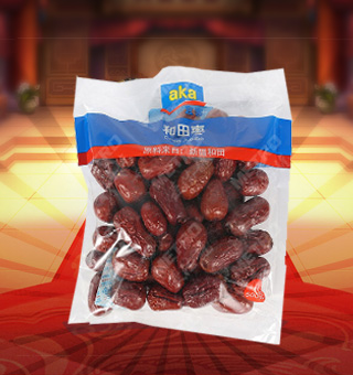 宜客(AKA)和田棗產(chǎn)自新疆和田500g每袋，和田紅棗是產(chǎn)自新疆和田地區(qū)的紅棗，又名“和田大棗” 和田紅棗以其個大、皮薄、核小、肉厚、顏色好、干而不皺出名。和田紅棗維生素C含量豐富，高于蘋果含量的七八十倍。 