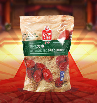 薈食(FINE LIFE)臻選灰棗產(chǎn)自新疆和田500g每袋，精選優(yōu)質(zhì)新疆和田紅棗為原料，經(jīng)先進工藝精心制作而成，肉質(zhì)緊實，濕度適中，輕松享受。薈食臻選灰棗中富含豐富的蛋白質(zhì)、脂肪、碳水化合物及鈉等微量元素，有助于補充人體所需。采用精美袋式包裝，大氣上檔次，適合煲粥、泡茶、做餡等，食法多樣，是你居家生活的必備選擇