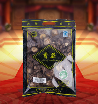 閩融香菇產(chǎn)自浙江麗水150g每袋，香菇又稱香蕈、冬菇，它味道鮮美，香氣沁人，素有“植物皇后”之譽(yù)，是家庭、宴席之美味佳肴。將本品用清水洗凈浸泡后，可直接與肉絲爆炒、排骨煲湯，或作為佐料，葷素皆宜。采用透明的袋式包裝，香菇色澤清晰可見，方便消費(fèi)者們的選購(gòu)，質(zhì)量有保證，可放心購(gòu)買。
