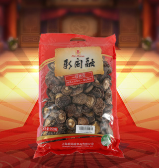 新閩融一級(jí)香菇產(chǎn)自浙江麗水250g每袋，香菇素有山珍之王之稱，是高蛋白、低脂肪的營(yíng)養(yǎng)保健食品。香菇中麥角甾醇含量很高，對(duì)防治佝僂病有效；香菇多糖（β～1，3葡聚糖）能增強(qiáng)細(xì)胞免疫能力，從而抑制癌細(xì)胞的生長(zhǎng)；香菇含有六大酶類的40多種酶，可以糾正人體酶缺乏癥；香菇中的脂肪所含脂肪酸，對(duì)人體降低血脂有益。