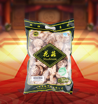 閩融花菇產(chǎn)自浙江麗水400g每袋，花菇是菌中之星?；ü降捻斆娉尸F(xiàn)淡黑色，菇紋開暴花，白色，菇底呈淡黃色?；ü揭蝽斆嬗谢y而得名，肉厚、細(xì)嫩、鮮美，食之有爽口感。