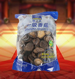 廚之選(HORECA SELECT)一級(jí)香菇產(chǎn)自浙江麗水500g每袋，香菇又稱香蕈、冬菇，它味道鮮美，香氣沁人，素有“植物皇后”之譽(yù)，是家庭、宴席之美味佳肴。將本品用清水洗凈浸泡后，可直接與肉絲爆炒、排骨煲湯，或作為佐料，葷素皆宜。采用透明的袋式包裝，香菇色澤清晰可見，方便消費(fèi)者們的選購(gòu)，質(zhì)量有保證，可放心購(gòu)買。