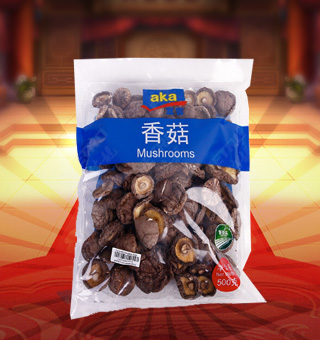 宜客(AKA)香菇產(chǎn)自浙江麗水500g每袋，精選優(yōu)質(zhì)香菇，菇肉肥厚，色澤均勻，厚實(shí)圓潤(rùn)，自然鮮美，味道純正，方便食用。香菇具有高蛋白、低脂肪和多種維生素等營(yíng)養(yǎng)成分，可用來配菜、搭配煲湯、小炒等多種吃法。
