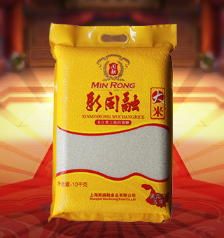 新閩融大米產(chǎn)自黑龍江五常10kg每袋，五常大米受產(chǎn)區(qū)獨(dú)特的地理、氣候等因素影響，干物質(zhì)積累多，直鏈淀粉含量適中，支鏈淀粉含量較高。由于水稻成熟期產(chǎn)區(qū)晝夜溫差大，五常稻花香大米中可速溶的雙鏈糖積累較多，對(duì)人體健康有益，有助于消化吸收。