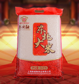 新閩融東北大米產(chǎn)自黑龍江五常10kg每袋，東北大米主要種植于廣大平原地區(qū)，種植在極其肥沃的黑土地中，吸收了足夠的氮、磷、鉀等多種礦物元素，陽(yáng)光雨露充足，又有純凈無(wú)污染的灌溉用水，生長(zhǎng)周期一般五個(gè)月左右。獨(dú)特地域優(yōu)勢(shì)，保證了東北大米獨(dú)有的高品質(zhì)。
