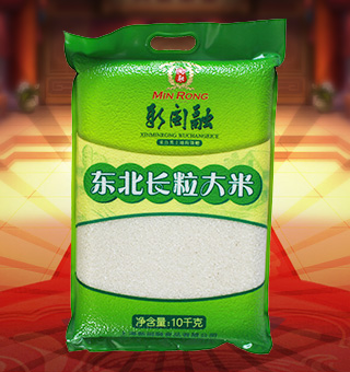 新閩融東北長(zhǎng)粒大米產(chǎn)自黑龍江五常10kg每袋，東北長(zhǎng)粒大米產(chǎn)自于中國(guó)東北黑龍江寒地黑土，其充足的光照、豐沛的降水，孕育了長(zhǎng)粒香米與眾不同的特點(diǎn)：米粒修長(zhǎng)，顆粒飽滿(mǎn)均勻，清白透亮，含有人體所需微量元素，營(yíng)養(yǎng)價(jià)值極其豐富；其口感潤(rùn)滑，堪稱(chēng)米中之佳品。