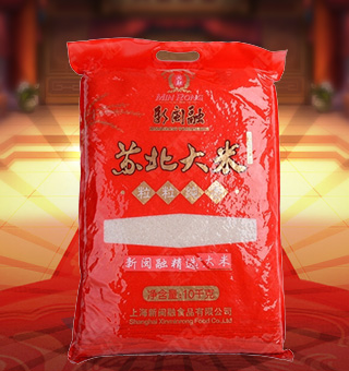 新閩融蘇北大米產(chǎn)自江蘇泰州10kg每袋，蘇北大米的生長(zhǎng)周期長(zhǎng)、日照充足、淀粉含量高。所產(chǎn)大米具有米粒飽滿(mǎn)，晶瑩剔透，香純綿甜，營(yíng)養(yǎng)豐富，口感獨(dú)特，經(jīng)濟(jì)實(shí)惠的特點(diǎn)。