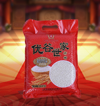 新閩融優(yōu)谷世家大米產(chǎn)自黑龍江五常2.5kg每袋，五常大米顆粒均勻，顏色清白，半透明，有光澤，無(wú)雜色。做成米飯后，飯粒晶瑩，透明發(fā)亮。其特色空碗不掛粒、剩飯不回生，就是大米營(yíng)養(yǎng)價(jià)值高、微量元素適中的表現(xiàn)。