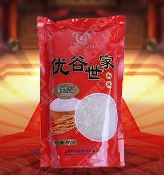 新閩融優(yōu)谷世家五常大米產(chǎn)自黑龍江五常500g每袋，五常大米顆粒均勻，顏色清白，半透明，有光澤，無(wú)雜色。做成米飯后，飯粒晶瑩，透明發(fā)亮。其特色空碗不掛粒、剩飯不回生，就是大米營(yíng)養(yǎng)價(jià)值高、微量元素適中的表現(xiàn)。