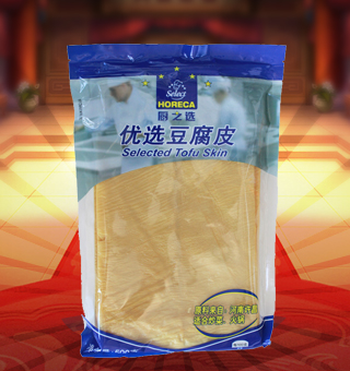 廚之選(HORECA SELECT)優(yōu)選豆腐皮產(chǎn)自河南許昌500g每袋，豆腐皮是中國(guó)傳統(tǒng)豆制品將新鮮大豆浸泡后，磨漿，濾去豆腐渣，這時(shí)的產(chǎn)品就是豆?jié){，然后煮豆?jié){，在其表面會(huì)凝固的一層高蛋白質(zhì)含量的薄膜（皮），這層皮就是腐皮。用工具挑起薄膜后掛起，最先挑起的一層皮以片狀鮮吃或曬干，稱(chēng)為腐皮，口感最滑。