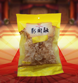 新閩融一級銀耳產(chǎn)自浙江麗水100g每袋，銀耳味甘、淡、性平、無毒，既有補脾開胃的功效，又有益氣清腸、滋陰潤肺的作用。既能增強人體免疫力，又可增強腫瘤患者對放、化療的耐受力。銀耳富有天然植物性膠質(zhì)，外加其具有滋陰的作用，是可以長期服用的良好潤膚食品。
