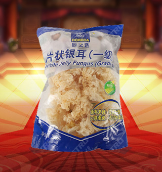 廚之選HS一級片狀銀耳產(chǎn)自福建寧德250g每袋，精選優(yōu)質(zhì)片狀銀耳經(jīng)過領(lǐng)先工藝烘干而成，衛(wèi)生安全，色澤乳白色，半透明，柔軟有彈性。可直接與肉絲爆炒、與枸杞、紅棗煲湯，或作為佐料，葷素皆宜，食法多樣，是一道美味食材。采用透明的塑料包裝，大氣美觀，新鮮清晰可見，方便消費者們的選購，質(zhì)量保證，放心購買。