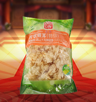 薈食(FINE LIFE)特級片狀銀耳產(chǎn)自福建寧德250g每袋，精選優(yōu)質(zhì)片狀銀耳經(jīng)過領(lǐng)先工藝烘干而成，衛(wèi)生安全，色澤乳白色，半透明，柔軟有彈性?？芍苯优c肉絲爆炒、與枸杞、紅棗煲湯，或作為佐料，葷素皆宜，食法多樣，是一道美味食材。采用透明的塑料包裝，大氣美觀，新鮮清晰可見，方便消費者們的選購，質(zhì)量保證，放心購買。